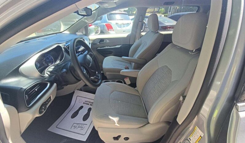 
								Used 2017 CHRYSLER PACIFICA HYBRID TOURING PLUS Mini-Van, SILVER 3.6L Other FWD full									