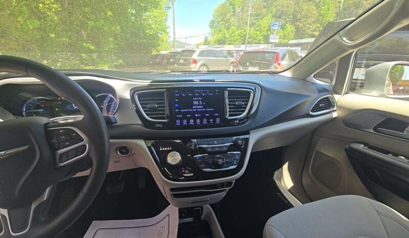 
								Used 2017 CHRYSLER PACIFICA HYBRID TOURING PLUS Mini-Van, SILVER 3.6L Other FWD full									
