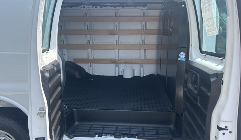 
								Used 2025 CHEVROLET EXPRESS CARGO VAN Sedan, WHITE  Gas full									