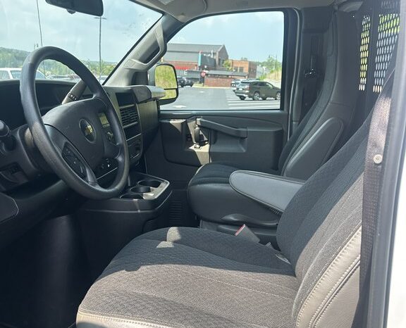 
								Used 2025 CHEVROLET EXPRESS CARGO VAN Sedan, WHITE  Gas full									