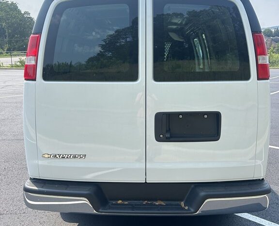 
								Used 2025 CHEVROLET EXPRESS CARGO VAN Sedan, WHITE  Gas full									