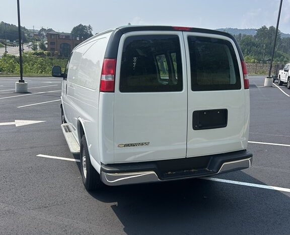
								Used 2025 CHEVROLET EXPRESS CARGO VAN Sedan, WHITE  Gas full									